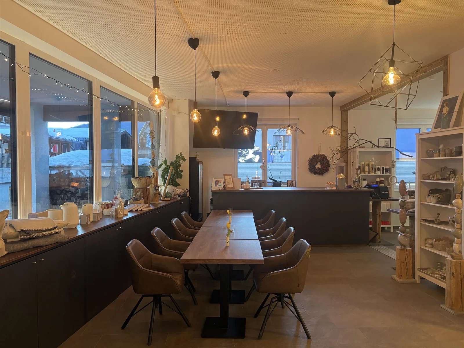 Blick durch den Caféraum auf die Theke, rechts der Verkaufsbereich